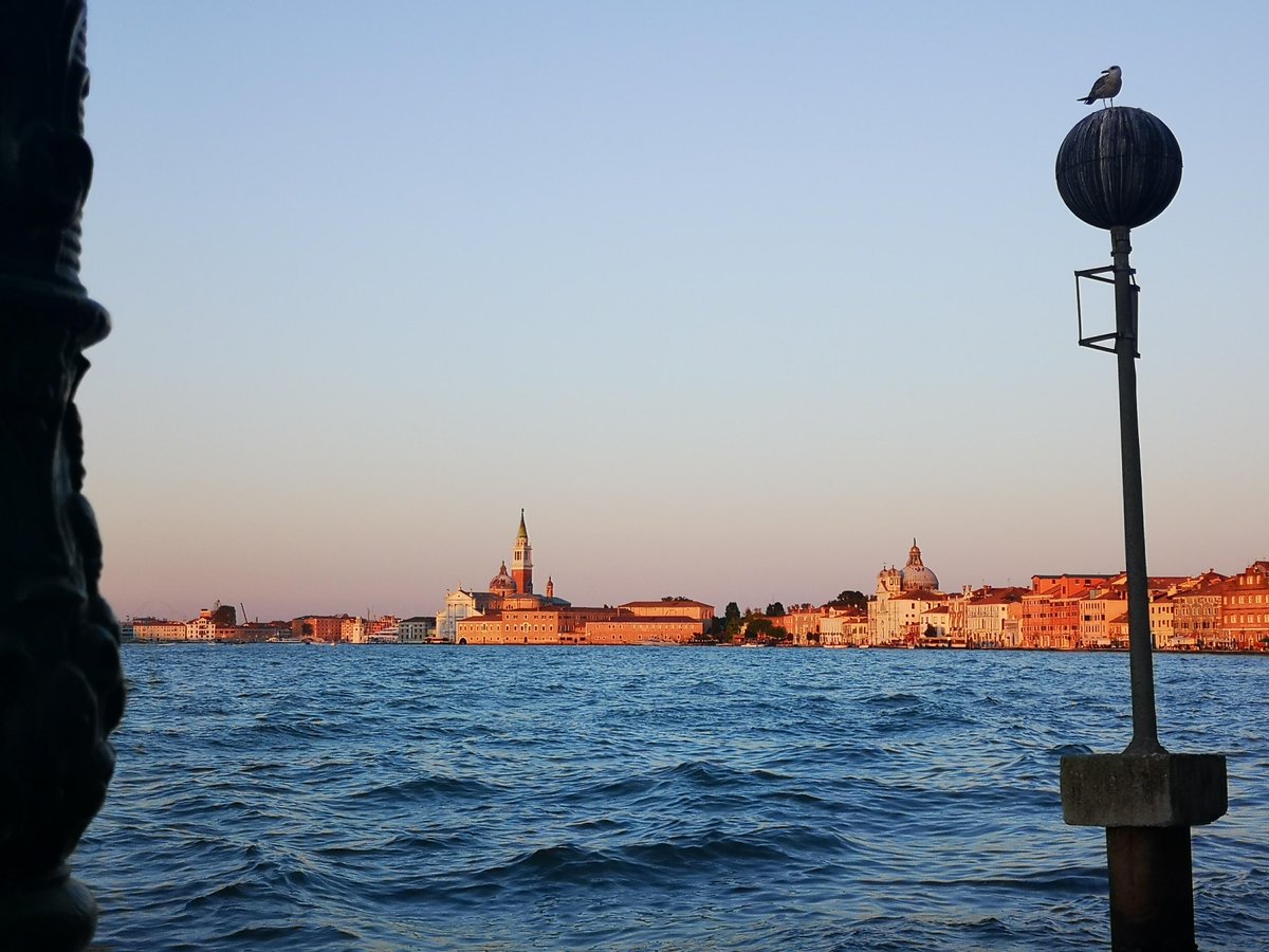 Views of #Venice / Vedute di #Venezia #locandacazose #luxuryguesthouse #viewsofvenice #panorama #sunset #venicegram #igvenezia #instavenice #disocvervenice #hiddenvenice #veneziadascoprire #venezianascosta