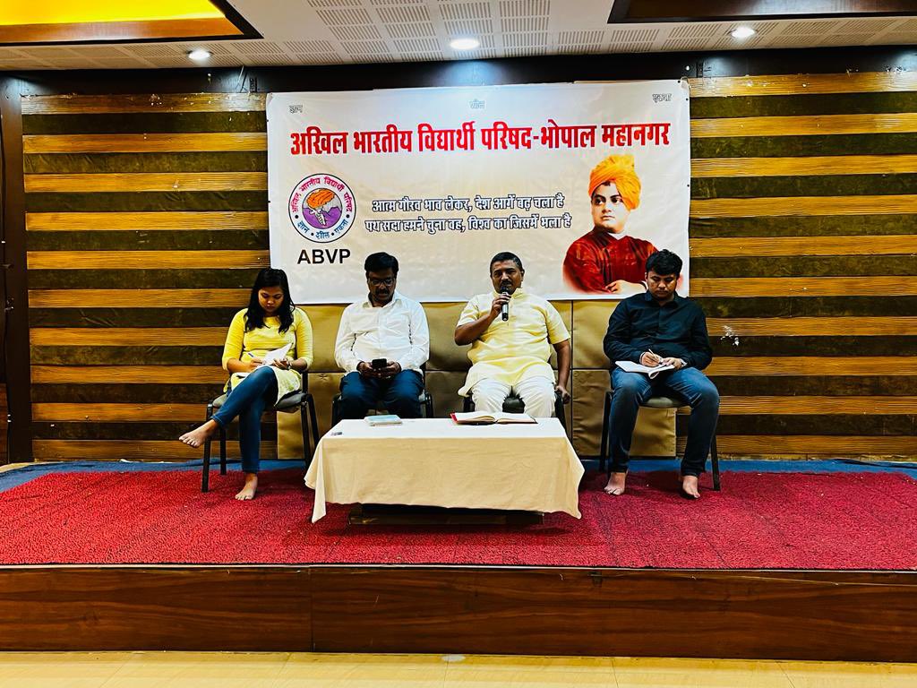 ABVPBhopal's tweet photo. आभविप 75 वर्ष के निमित्त संगठन कार्य को ल��कर भोपाल महानगर कार्यकारिणी की बैठक संपन्न हुई। जिसमे मुख्य रूप से मध्य क्षेत्र के क्षेत्रीय संगठन मंत्री @ChetasSukhadia जी उपस्थित हुए । https://t.co/SyLIiR4hlV