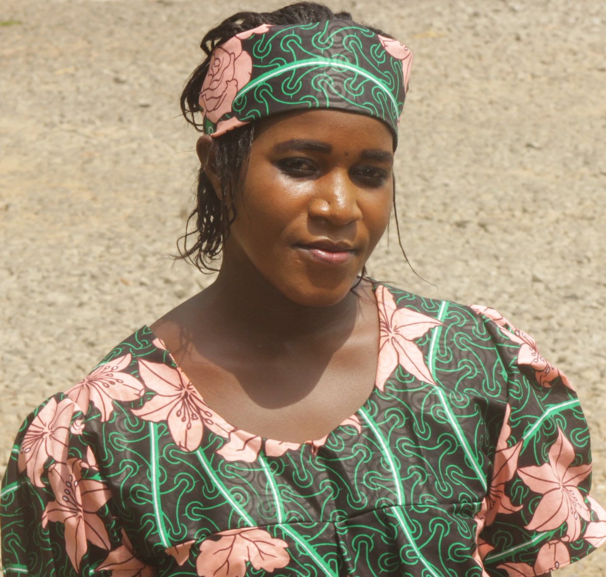 UNFPASierraleon's tweet photo. Zainab Lahai is a #fistula survivor from Bonthe district, recently reunited with her family after a successful surgery at @AbWomensCentre with funding from @IcelandDevCoop through #UNFPA. As an advocate, she now encourages women with the condition to visit health facilities. https://t.co/DPJUn5sflC