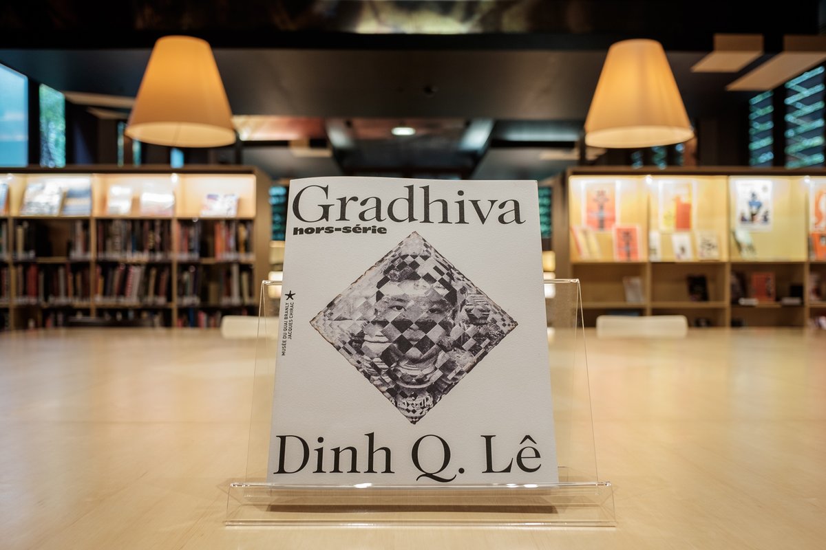 quaibranly's tweet photo. #VendrediLecture
✨ Le 1er hors-série lancé par la revue #Gradhiva, qui revient sur l’œuvre de l’artiste Dinh Q. Lê dont une rétrospective est présentée jusqu'au 20 novembre 2022.
👉 à retrouver à la médiathèque du musée et en librairie.
#ExpoDinhQLe https://t.co/4OA8cghgxR
