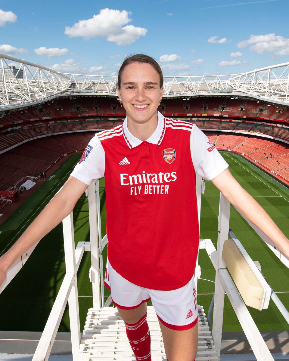 flowsports's tweet photo. The all-time topscorer stays in North-London 🔴 @VivianneMiedema is not done yet at the Gunners and renewed her contract @ArsenalWFC⚡ Congratulations, Vivianne! 👊🏼

(📸: Arsenal FC) https://t.co/aTtpBQpRgW