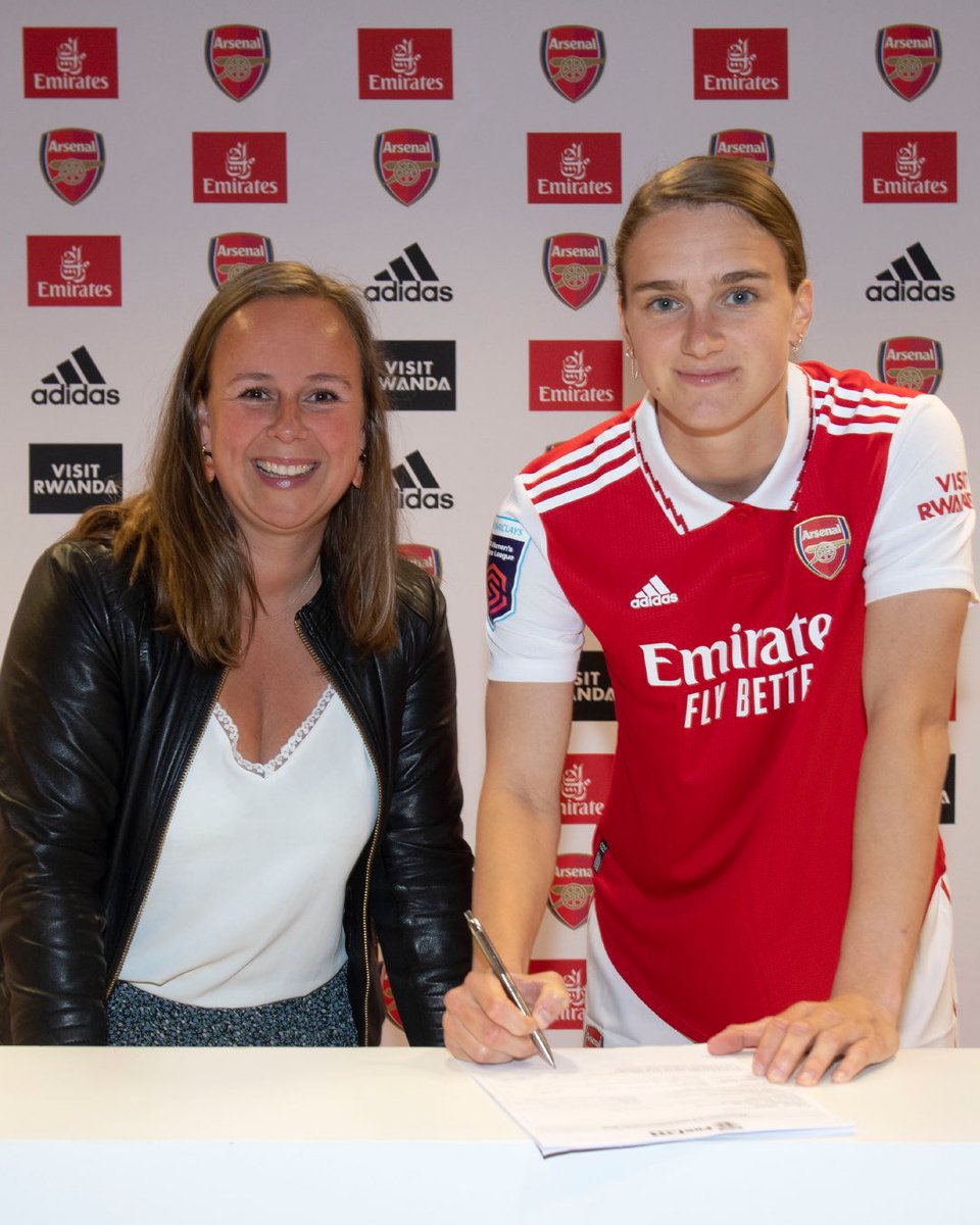 flowsports's tweet photo. The all-time topscorer stays in North-London 🔴 @VivianneMiedema is not done yet at the Gunners and renewed her contract @ArsenalWFC⚡ Congratulations, Vivianne! 👊🏼

(📸: Arsenal FC) https://t.co/aTtpBQpRgW