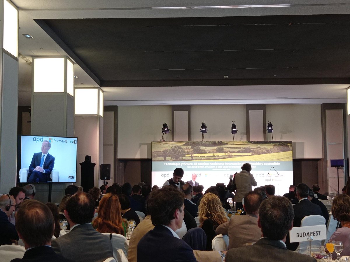 🟢 Hoy estamos en el interesante desayuno de trabajo organizado por <a href="/APDasociacion/">APD</a> 'Tecnología y futuro: el camino hacia una innovación responsable y sostenible' con el presidente de #Microsoft, Brad Smith.