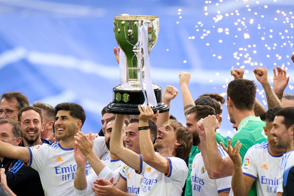 MadridXtra's tweet photo. Last La Liga's game tonight... 

What a run! 🤍 https://t.co/AezSXyZN7w