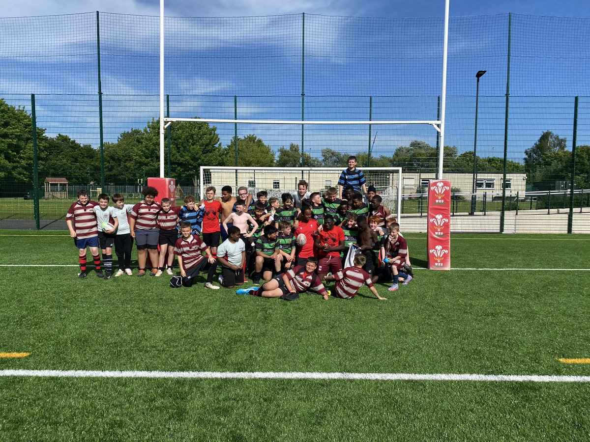 FitzalanHs's tweet photo. Superb year 7&amp;8 training session and final game of the academic year yesterday with @CWCHS_PE. Both squads have come on leaps and bounds this year, supporting each other throughout. Well done to everyone who has put on the Fitz jersey, excited to pick up where we left off🔰🏉 https://t.co/KslTM41Dbc
