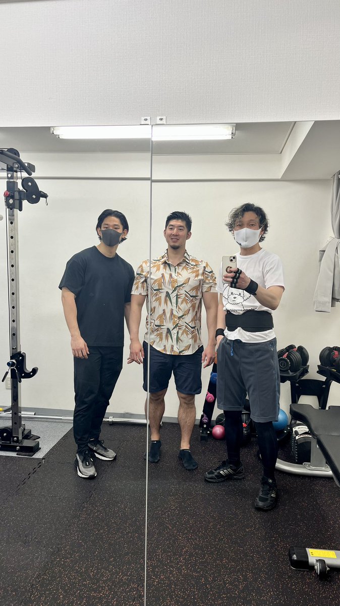 m5151's tweet photo. カズくんと、たくちゃんと最後の撮影😭
次回からトレーナーはカズくんになりました。
よろしくお願いします。
とりいそぎマッチョになります。 https://t.co/GN0E2fg89V