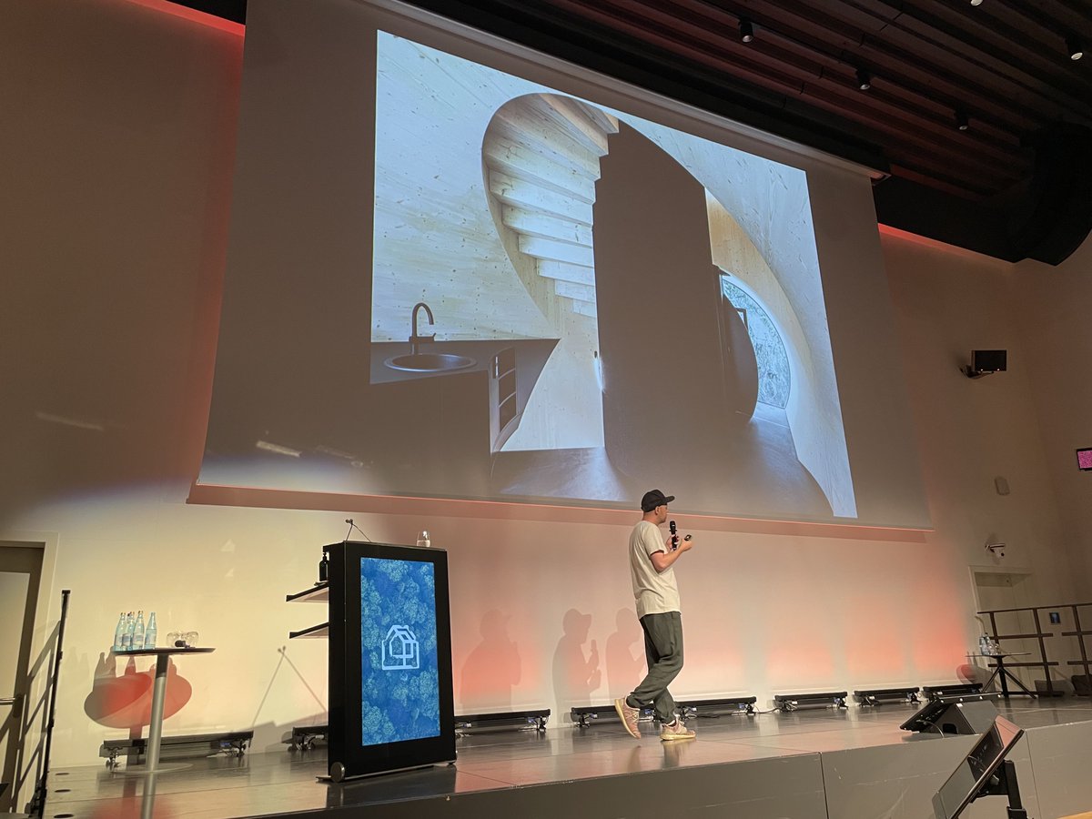 “La casa sull’albero”. L’architetto Chris Precht ha investito in prima persona 2 anni per realizzare il progetto “Bert”. Piccole case modulari di 42 mq in legno, come tronchi nella foresta. Immaginate la sensazione di dormire in una camera da letto immersa nel verde! #Klimahouse