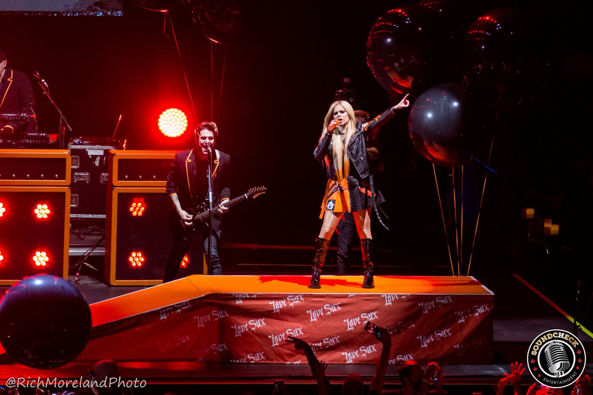 SoundCheckBlg's tweet photo. Laying out a STELLAR performance Thursday night at @rogersplace to a packed house was @AvrilLavigne - photos: @RichMoPhoto - @LiveNationCAD  @livenationwest @DTArecords #welovelive #fortheloveoflive #avrillavigne #biteme #lovesux #bitemetour https://t.co/3KIkvkuIIO