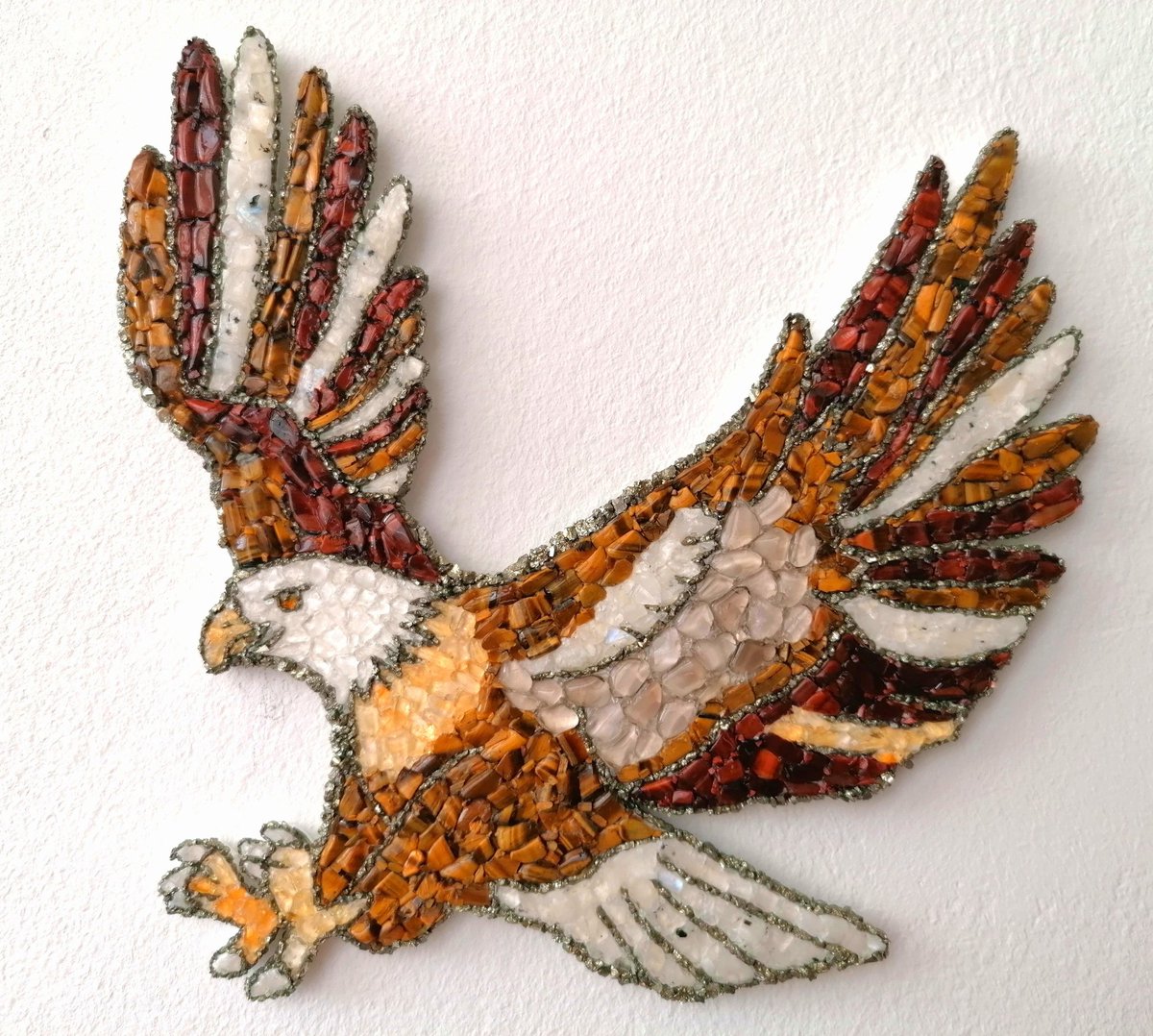 edelsteinkunst's tweet photo. Wie der #Adler, der König der Lüfte, allen Sorgen davonfliegen, das wäre doch was 🙂💎 Mit diesem Edelstein-Adler gelingt es zumindest ein bisschen, er besteht aus 5.007 #Edelsteinen, darunter #Tigerauge, #Citrin und #Bergkristall 🦅 #edelsteinkunst #kunsthandwerk #handmade https://t.co/odHHfYjJ5L