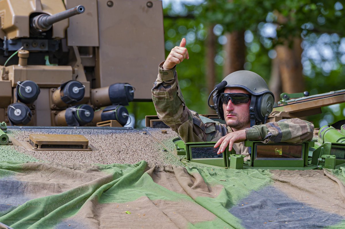 2brigadeblindee's tweet photo. 🔵🟡 L’exercice « STRASBOURG », qui visait à entraîner les chaînes de commandement de la 2e brigade blindée, touche à sa fin. 

Les soldats de Leclerc sont prêts pour assurer la pérennité du commandement de la brigade. ⚔️

#PrépaOPS
#HauteIntensité
#ExerciceSTRASBOURG https://t.co/PwYD3Evmhj