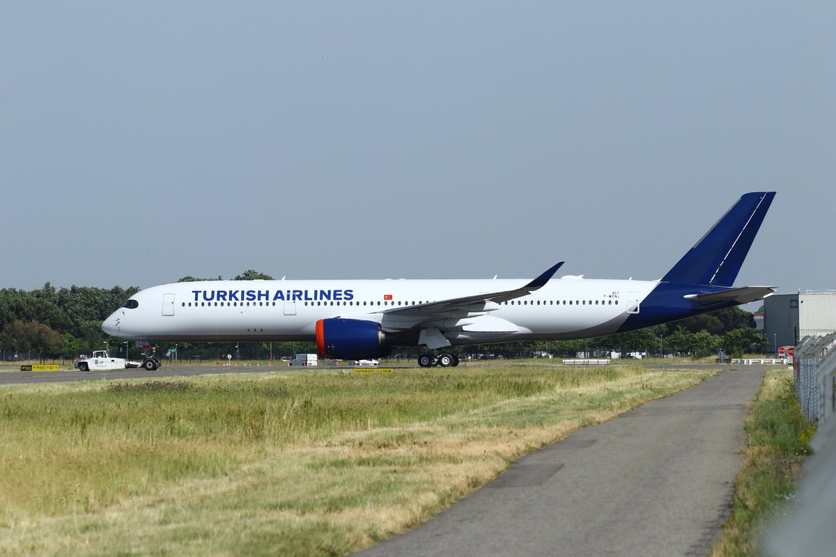 cliper31's tweet photo. #turkishairlines #Airbus #a350 ex #aeroflot #AvGeek @A350_Production @TLSWatch #Planespotting https://t.co/594lnFRmZI