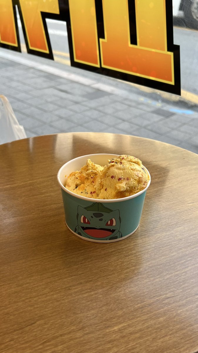 cafesooni's tweet photo. เมนูใหม่ baskin robbins x pokemon 
อร่อยอ่าาาา หวานแต่ไม่แสบคอ น้องเป็นรสกล้วย มีช็อคโกแลต+เม็ดๆสีแดงๆกัดแล้วแตกเป๊าะแป๊ะในปาก กินแล้วสนุกกก 😋
#รีวิวเกาหลี https://t.co/t7VcRaz9G7
