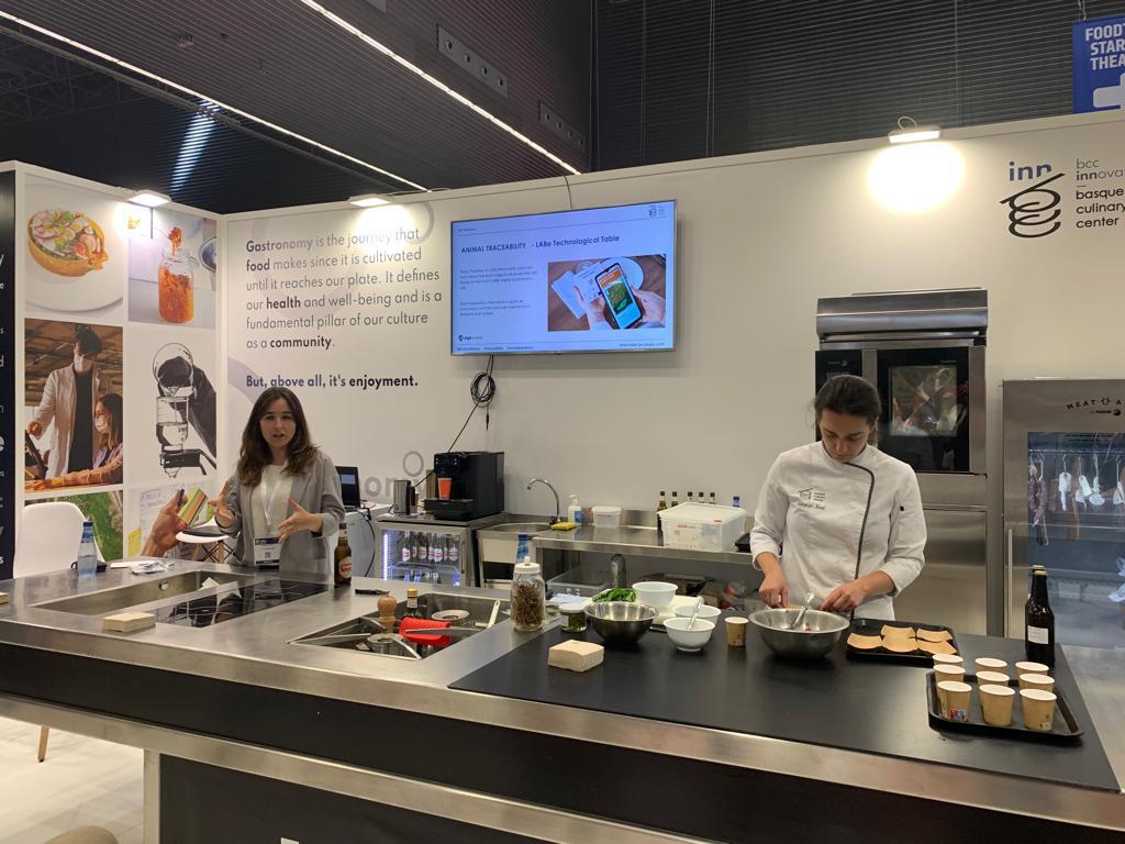 Digitanimal's tweet photo. Ayer desde @expofoodtech se realizó un test para ver la trazabilidad de una carne de buey.
La tecnología implementada en nuestros #collaresGPS junto con la tecnología #blockchain de @cattlechain, ha permitido aportar información para la trazabilidad de dicha carne 🥩📲 https://t.co/hXhTwB05St