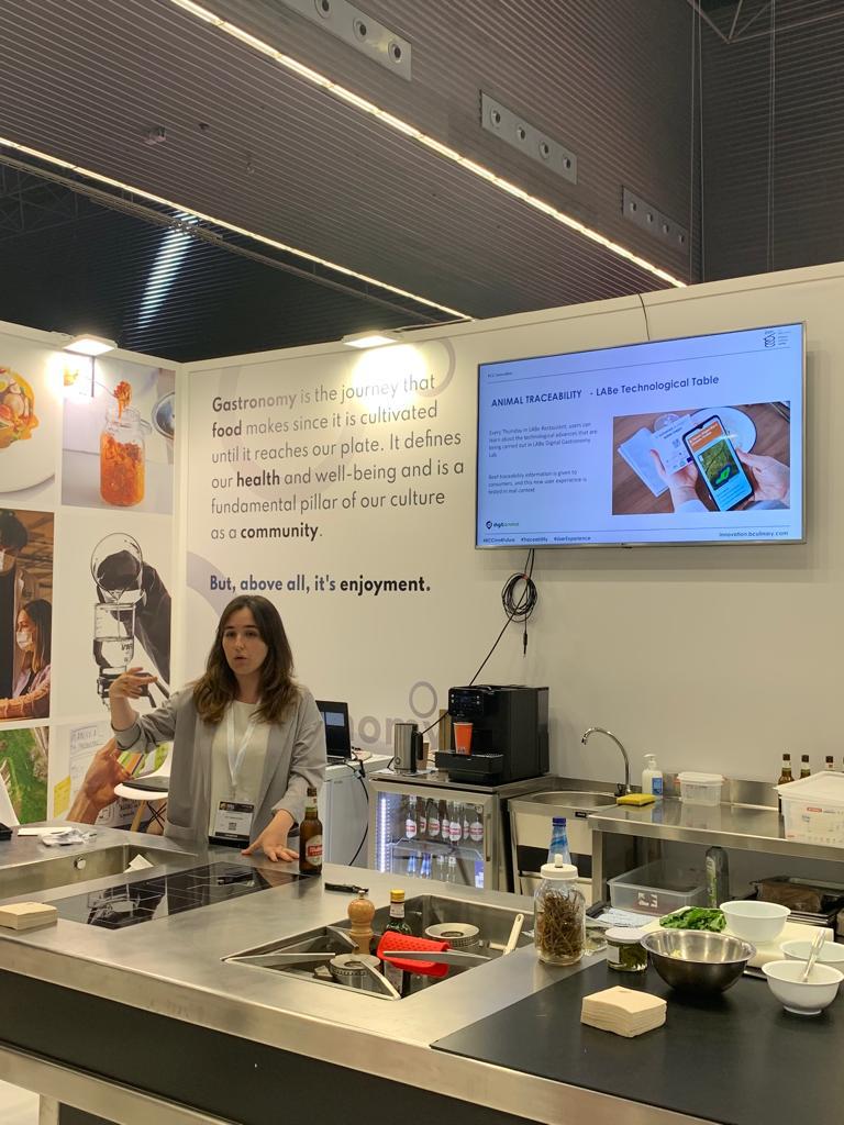Digitanimal's tweet photo. Ayer desde @expofoodtech se realizó un test para ver la trazabilidad de una carne de buey.
La tecnología implementada en nuestros #collaresGPS junto con la tecnología #blockchain de @cattlechain, ha permitido aportar información para la trazabilidad de dicha carne 🥩📲 https://t.co/hXhTwB05St