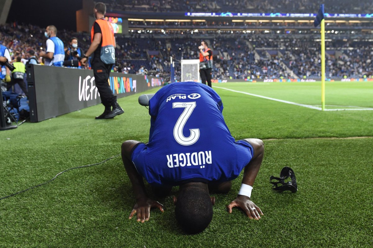 idextratime's tweet photo. 🗣 Rudiger: Aku ingat saat malam sebelum Final #UCL, kami berada di hotel di Porto. Saya, Kante, Zouma dan Ziyech pergi shalat bersama setelah makan malam. Biasanya setelah shalat kami suka ngobrol dan tertawa sebentar, namun malam itu semua orang tampak fokus dan sunyi. https://t.co/mF8CV0M1qX