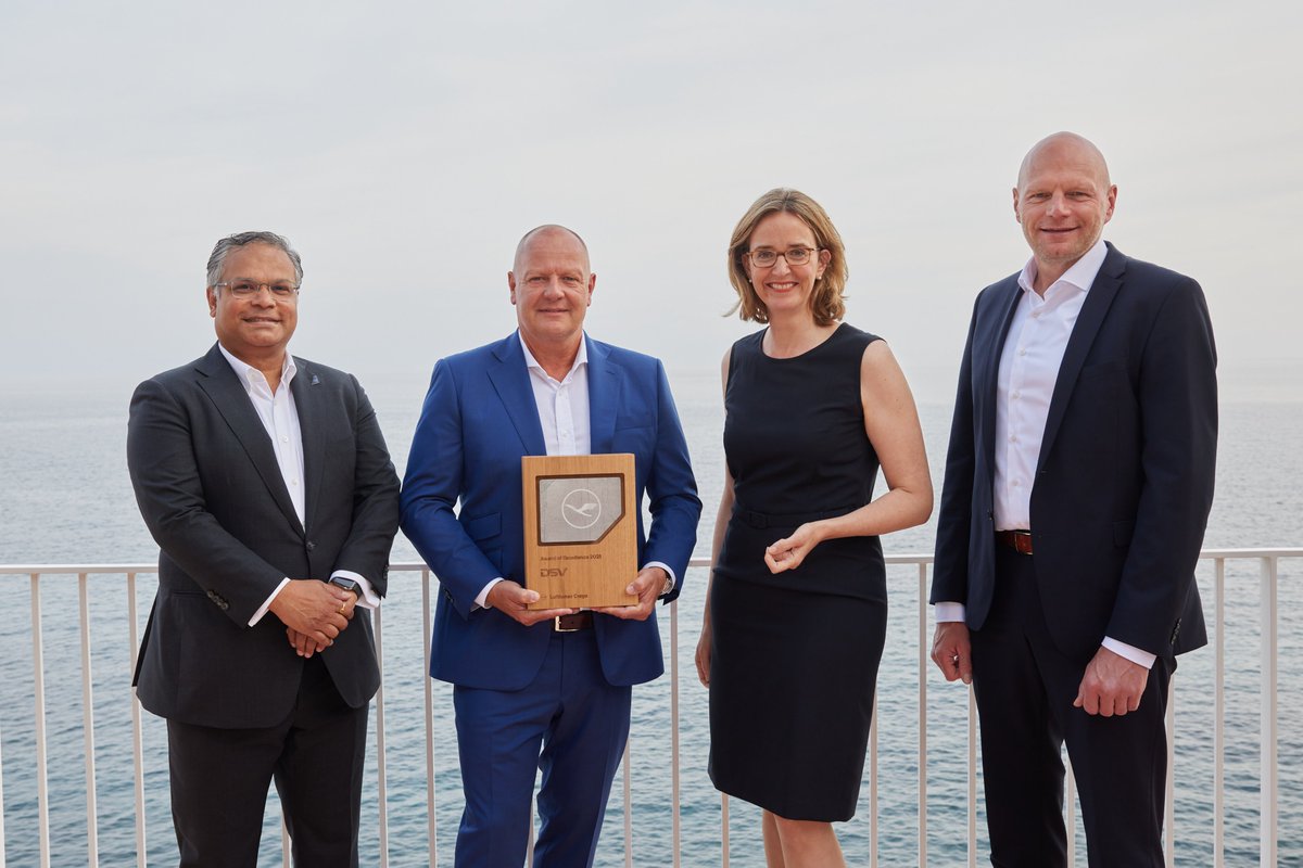 Lufthansa Cargo honors @DSV_AS with "Excellence Award", Significant growth and strong partnership decisive criteria for the recognition. Read more here https://t.co/xeJBEugkrm https://t.co/FKlfU0I9kh