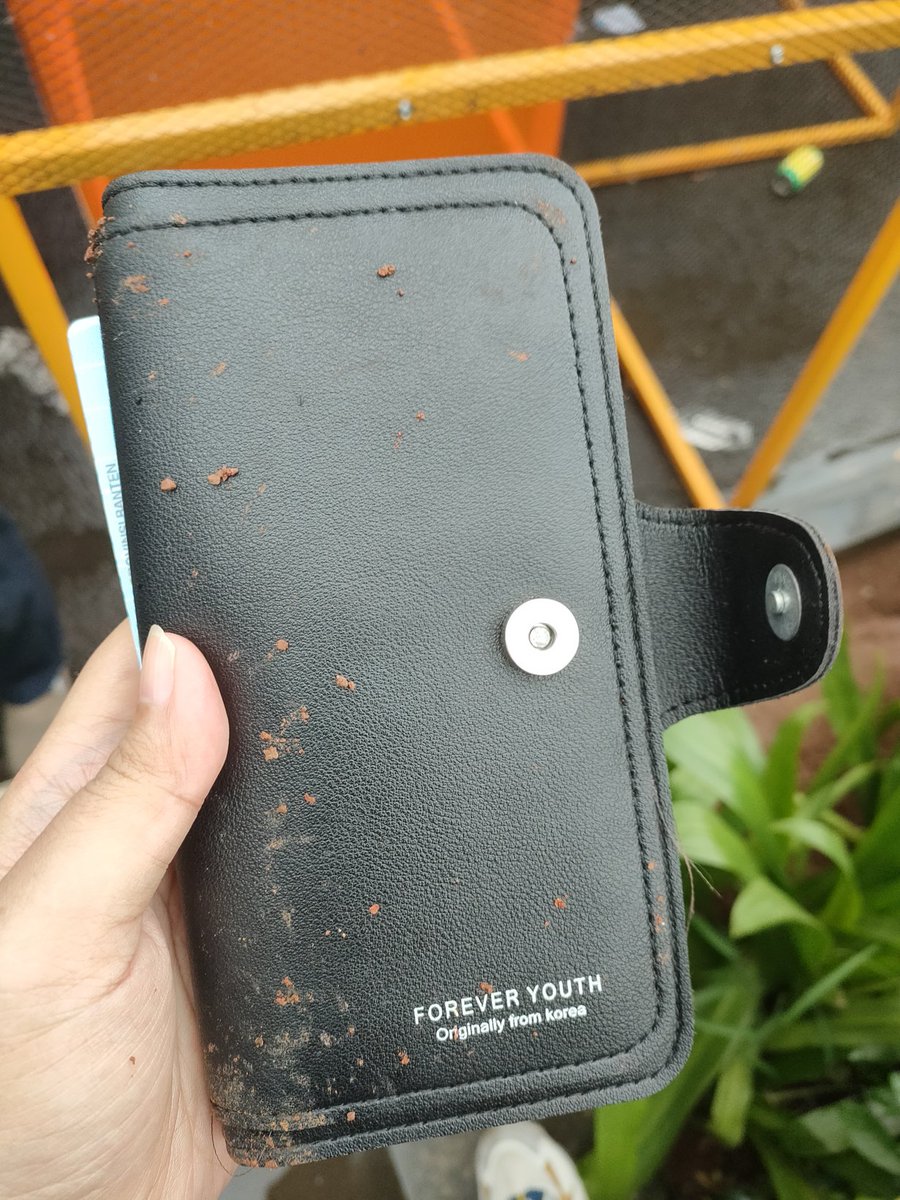 Hangyulali's tweet photo. PLEASE HELP RT!

Aku baru nemuin dompet di depan gerbang utama allo bank festival. Atas nama Menden Siti Dwina. Bisa langsung ke panitia ya. Mungkin bagian lost and found, karena langsung aku kasih kesana. 

Semoga ketemu 🥺

#AllobankFestival2022 https://t.co/yL9Gqhebk3