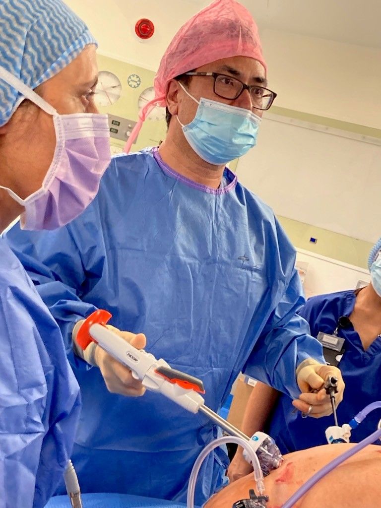 BOWAMEDICALUK's tweet photo. The @LexingtonMed #AEONendostapler being used in #Laparoscopic #SleeveGastrectomy case. 

Thank you to Prof. Marcus Reddy and the talented team at The Parkside Hospital, London!

@STRETTALondon @ParksideHosp @BjonChristensen 
#S3Engineering #BariatricSurgery #SurgicalStapling https://t.co/7tmOV87QRN