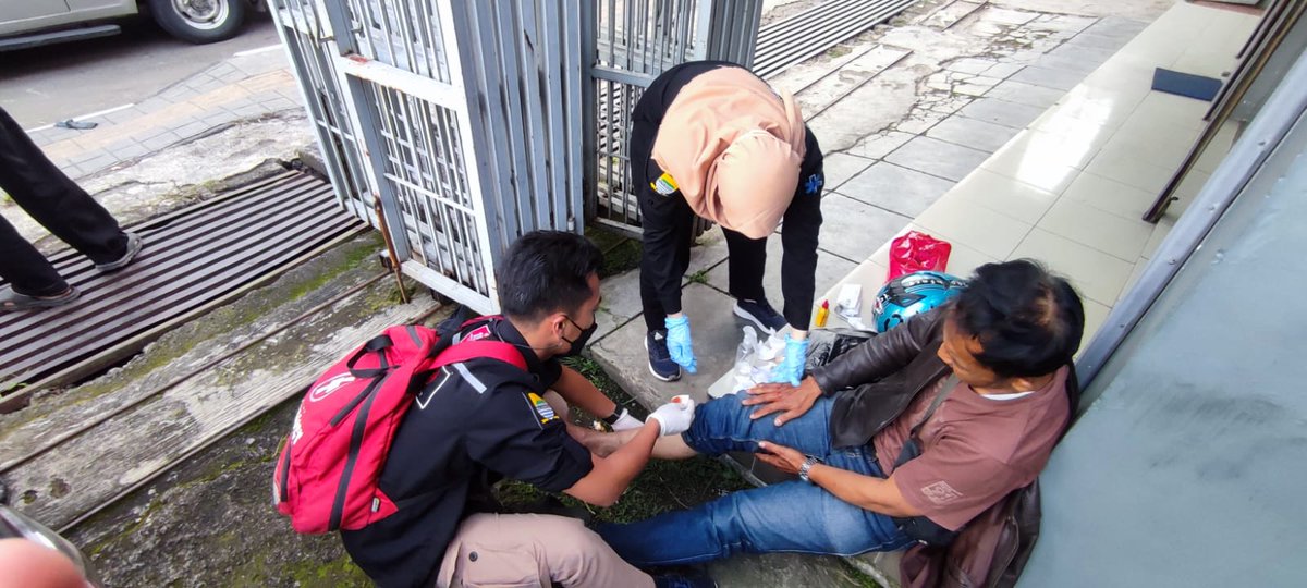 119bdgemergency's tweet image. Kecelakaan di jalan, sakit di rumah. Jangan ragu panggil kami di no 119 atau 08112442119 !! Kami siaga untuk anda 24 jam.
@Bandung_Dinkes @ahyaniR13 @halo_bandung @humasbandung_ @PRFMnews