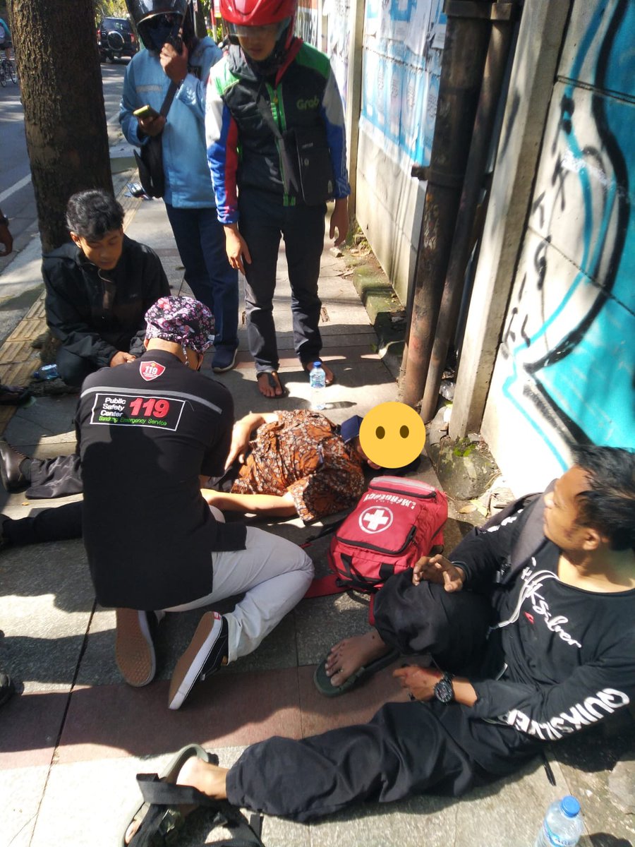 119bdgemergency's tweet image. Kecelakaan di jalan, sakit di rumah. Jangan ragu panggil kami di no 119 atau 08112442119 !! Kami siaga untuk anda 24 jam.
@Bandung_Dinkes @ahyaniR13 @halo_bandung @humasbandung_ @PRFMnews