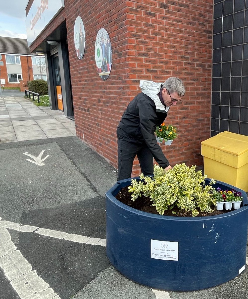 CommunityShops's tweet photo. This #WorldBeeDay #BiffaBees is raising awareness of how important bees are for food, sustainable agriculture &amp; #biodiversity. 
We brought our communities together to plant seeds from Biffa in our #community gardens to create green spaces to enjoy &amp; #habitats for bees to thrive. https://t.co/KHWLAlfBgA