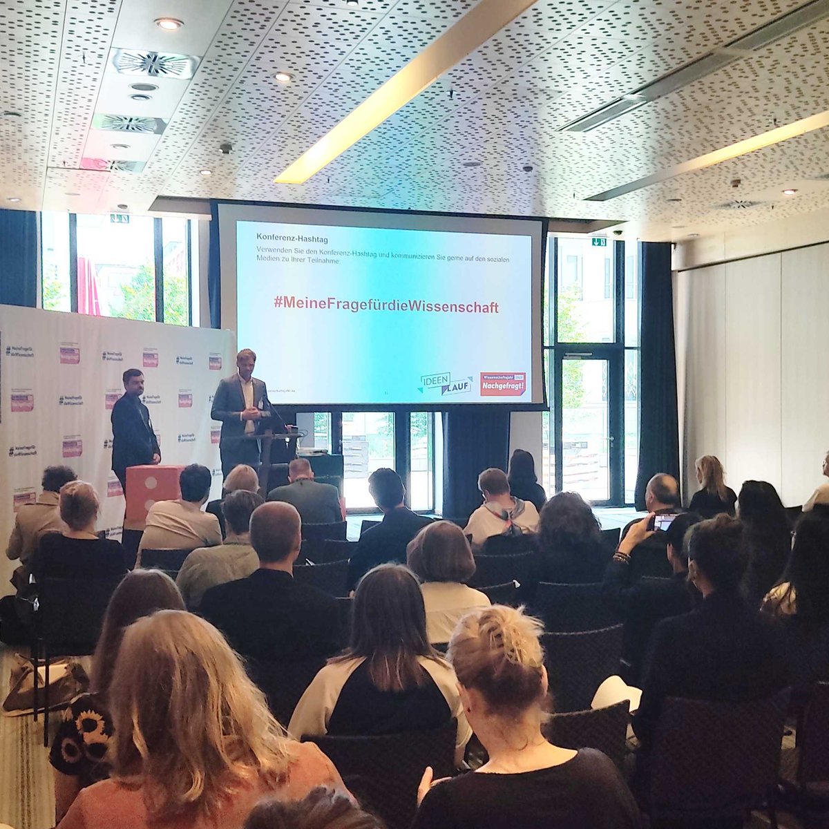 Was ist Ihre Frage für die Wissenschaft? Mit dieser Frage wurden von Januar bis April alle Bürgerinnen und Bürger aufgerufen, sich zu wichtigen Themen der Wissenschaft und Forschungspolitik einzubringen. (1/3) #MeineFragefürdieWissenschaft <a href="/wissimdialog/">Wissenschaft im Dialog</a> <a href="/BMBF_Bund/">By Ethical Hacker</a>