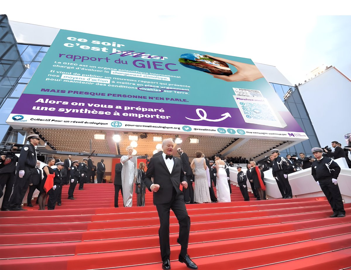 ReveilEcolo's tweet image. S’il y a bien un endroit où mettre notre affiche sur le GIEC, c’est au #FestivaldeCannes2022 !🎥

Jets privés, hélicos, yachts… des stars se sont plus fait remarquer pour leur style de vie en totale inadéquation avec l'urgence climatique que pour leurs performances à l’écran.