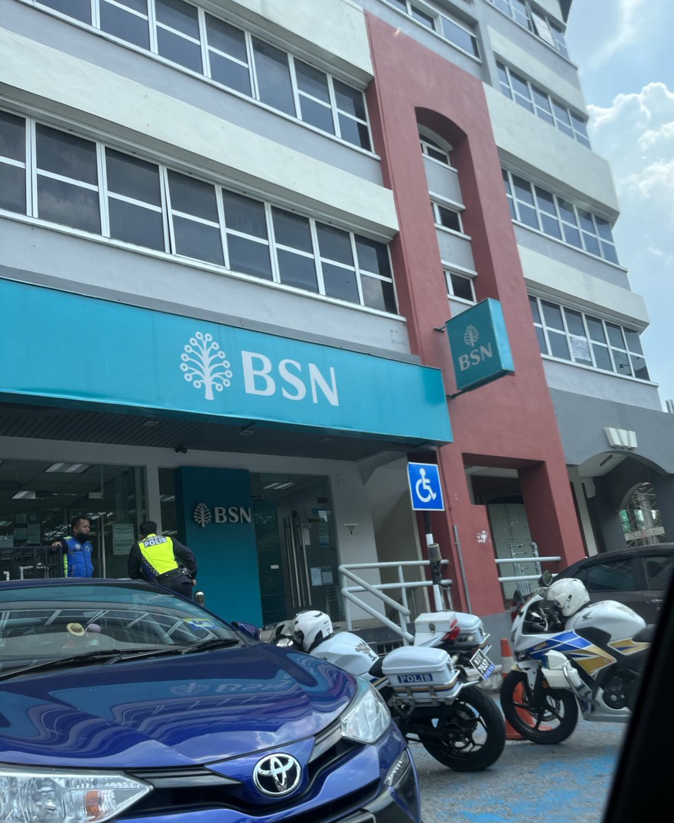 __sha___'s tweet image. Bank Simpanan Nasional, WHY ARE YOU LIKE THIS?

Disabled parking ✅
Access ramp or access anything other than stairs ❎❎❎
Dick police using disabled parking ✅✅✅✅✅✅

Location: One Ampang Avenue Business Centre
#okuproblems #disabledproblems #tanahairku