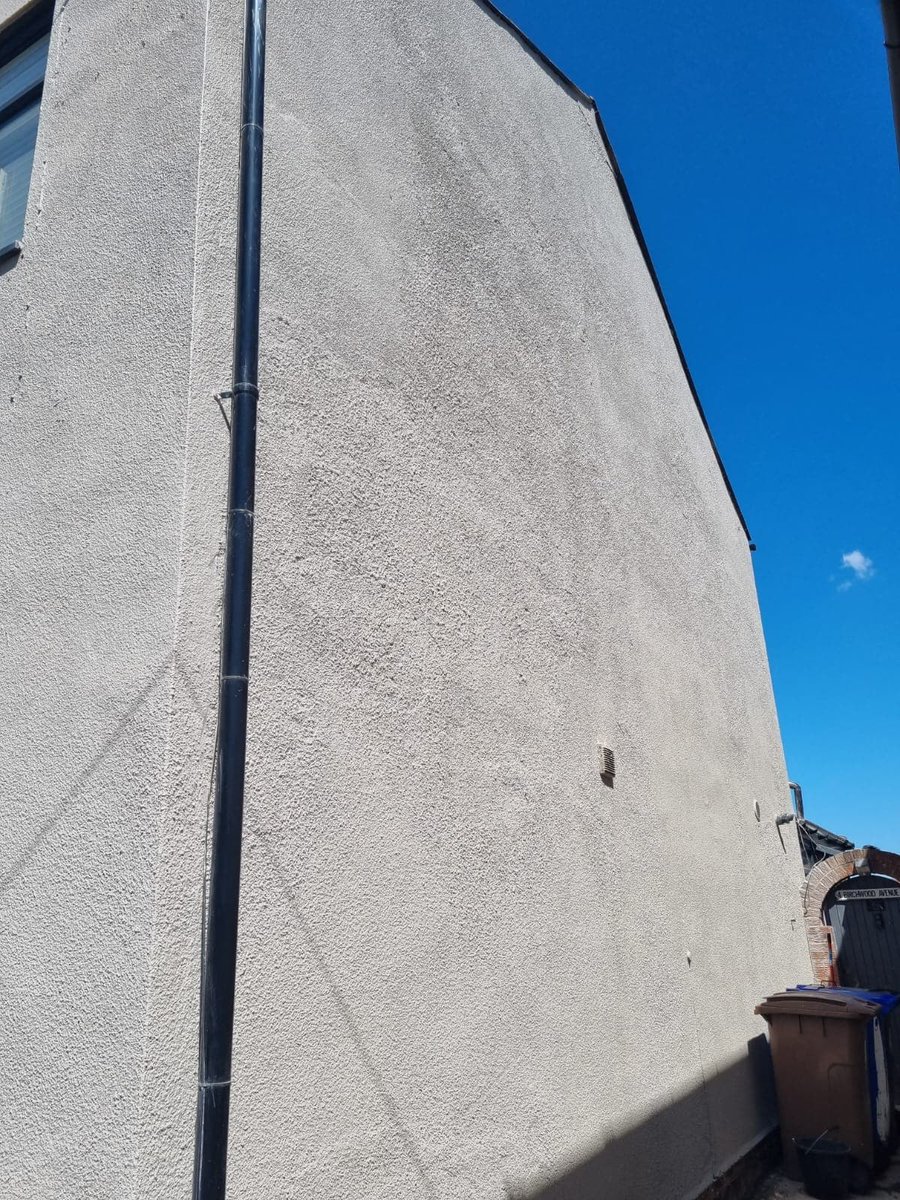 WeatherDryMids's tweet photo. Another colour coat completed! The colour coating protects the property from penetrating damp as well as improving the look of the property. With 10 colours to choose from, you too can improve the aesthetic of your property, as well as protecting it from damp! https://t.co/XzzqY7pGa1