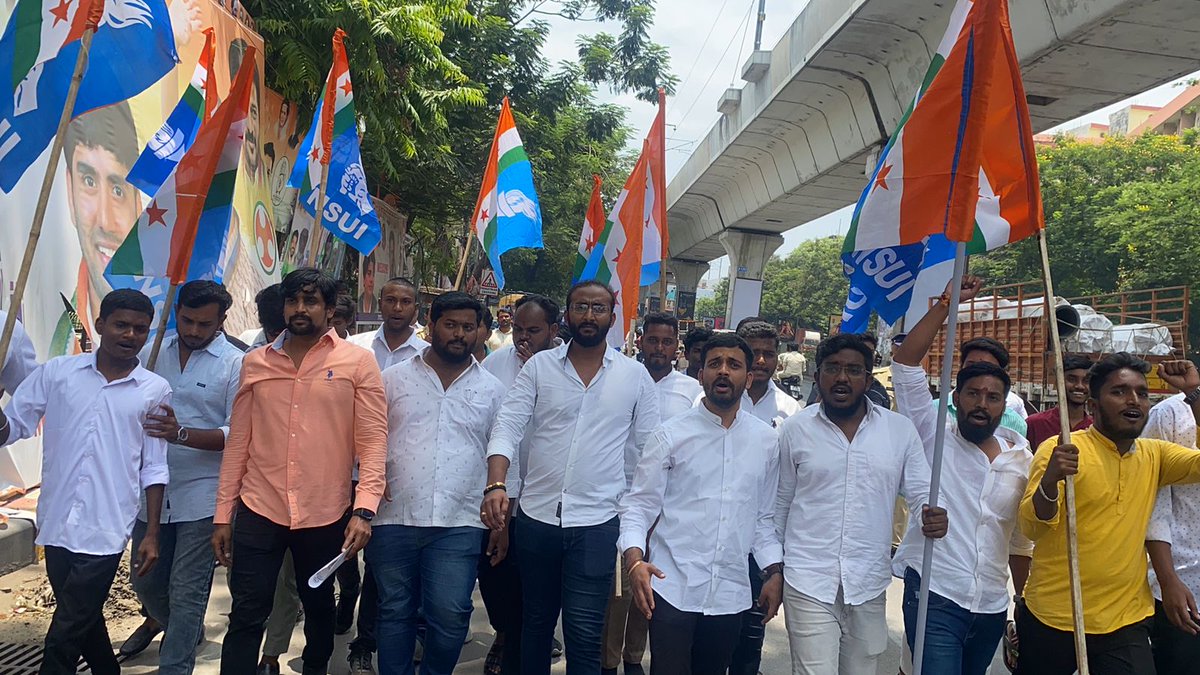 VenkatBalmoor's tweet photo. నేడు @TSNSUI ఆధ్వర్యంలో TSPSC కార్యాలయాన్ని ముట్టడించిన @nsui నాయకులు. గ్రూప్ 1 అప్లికేషన్ తేదీని పొడగించాలని మరియు UG ఫైనల్ ఇయర్ విద్యార్థులకు ఈ అవకాశం కల్పించాలని కోరారు. ఈ సందర్భంగా  TSPSC సెక్రెటరీ గారికి NSUI నాయకులు వినతి పత్రం అందజేయడం జరిగింది. 
@revanth_anumula https://t.co/jWUUgC1eqh