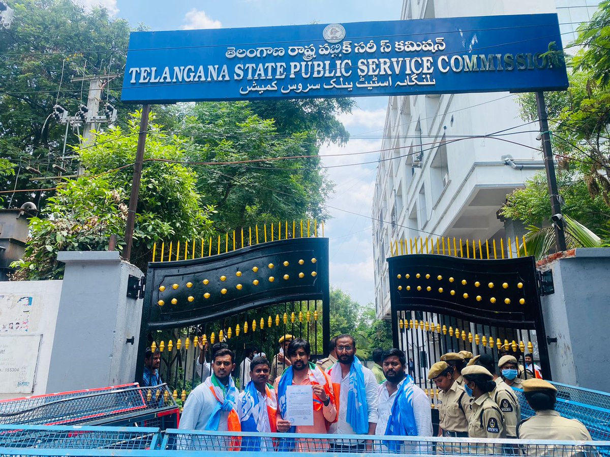 VenkatBalmoor's tweet photo. నేడు @TSNSUI ఆధ్వర్యంలో TSPSC కార్యాలయాన్ని ముట్టడించిన @nsui నాయకులు. గ్రూప్ 1 అప్లికేషన్ తేదీని పొడగించాలని మరియు UG ఫైనల్ ఇయర్ విద్యార్థులకు ఈ అవకాశం కల్పించాలని కోరారు. ఈ సందర్భంగా  TSPSC సెక్రెటరీ గారికి NSUI నాయకులు వినతి పత్రం అందజేయడం జరిగింది. 
@revanth_anumula https://t.co/jWUUgC1eqh