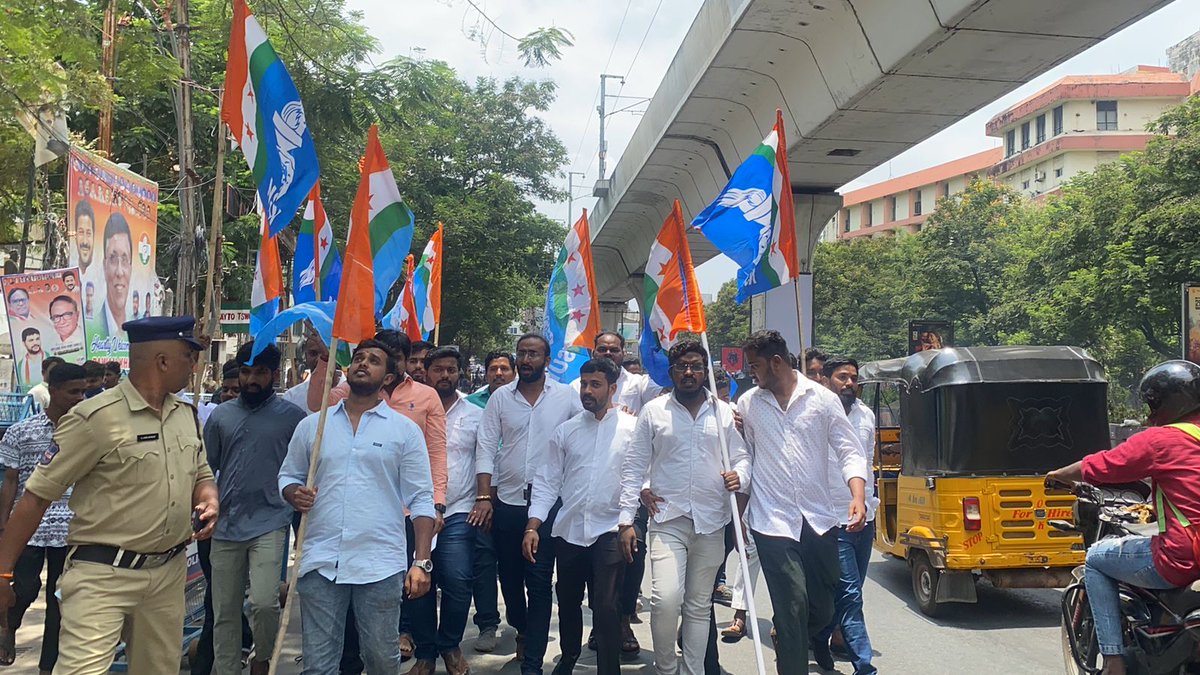 VenkatBalmoor's tweet photo. నేడు @TSNSUI ఆధ్వర్యంలో TSPSC కార్యాలయాన్ని ముట్టడించిన @nsui నాయకులు. గ్రూప్ 1 అప్లికేషన్ తేదీని పొడగించాలని మరియు UG ఫైనల్ ఇయర్ విద్యార్థులకు ఈ అవకాశం కల్పించాలని కోరారు. ఈ సందర్భంగా  TSPSC సెక్రెటరీ గారికి NSUI నాయకులు వినతి పత్రం అందజేయడం జరిగింది. 
@revanth_anumula https://t.co/jWUUgC1eqh