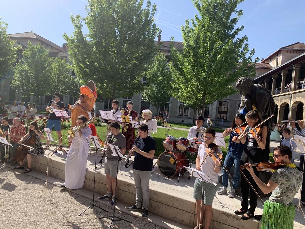 #carnaval2022 au lycée !
C’est sous un soleil radieux que l’orchestre a animé la récréation du matin, un orchestre aux couleurs du carnaval pour finir la semaine dans une ambiance festive.
Bravo à nos élèves pour avoir organisé cet événement incontournable de la vie du lycée !