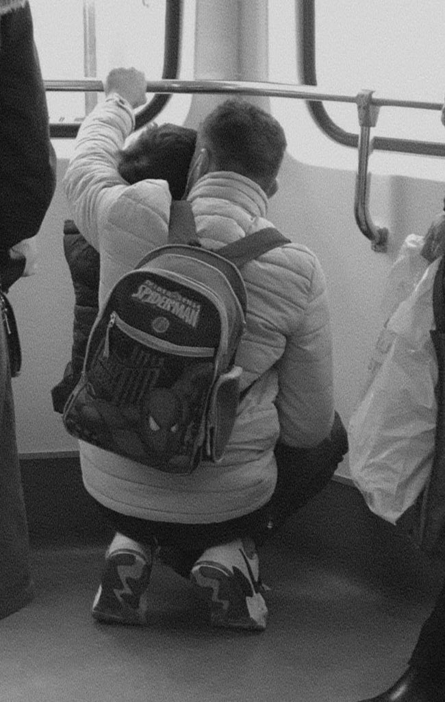 mr_nirvan's tweet image. هم کیفشو انداخته رو کولش هم براش صندلی شده پاهاش خسته نشه
بابا همچین موجودیه ❤️