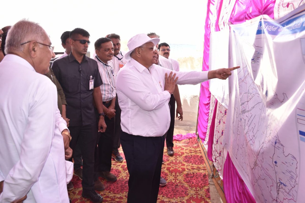 infobanaskantha's tweet photo. બનાસકાંઠાની ખેંગારપૂરા-મહાજનપૂરાની નર્મદા આધારિત સીપૂ જુથ સુધારણા પાણી પુરવઠા યોજનાની નિરીક્ષણ મુલાકાતે મુખ્યમંત્રી શ્રી @bhupendrapbjp 
..
ધાનેરા-દાંતીવાડા-ડીસા ના ૧૧૯ ગામોની ૬ લાખ જેટલી જનસંખ્યાને અંદાજે રૂ. ર૪૧ કરોડની યોજનાનો લાભ મળશે
@InfoGujarat @CollectorBK @DdoBanaskantha https://t.co/GcsmChg31J