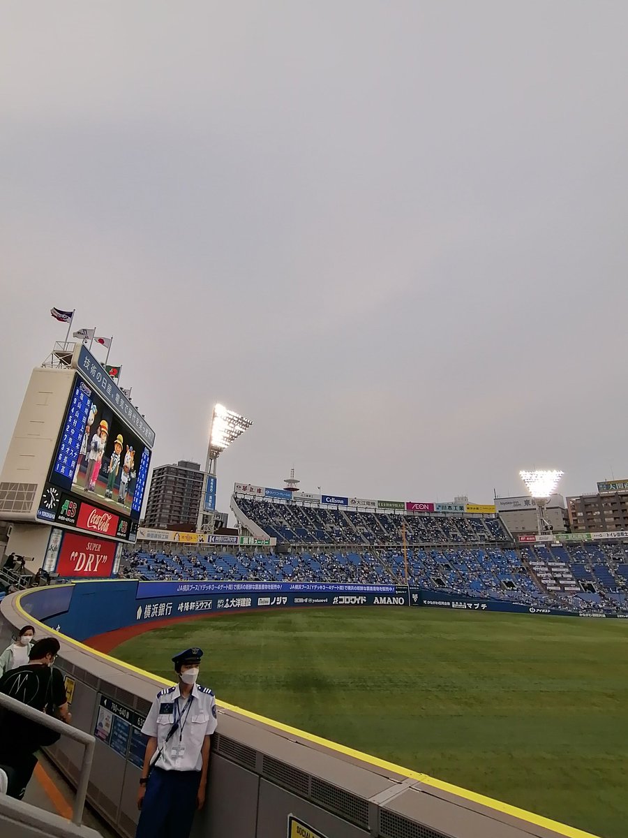 DAIAZU2's tweet photo. まずはナイター観戦⚾🧢
横浜はやっぱり崎陽軒の焼売✨
#横浜DNAベイスターズ #崎陽軒 https://t.co/whrcBQKLUf