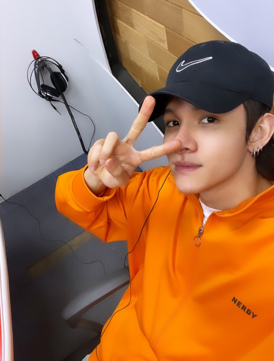 SAMUEL_twt_'s tweet photo. [#사무엘]

잠시 후 8시 아리랑 라디오 <Radio'n Us>에 사무엘이 출연합니다.
금요일에도 우리 같이 본방청취하러 가요🧡

#SAMUEL #RADIONUS https://t.co/wuK8GcorGX