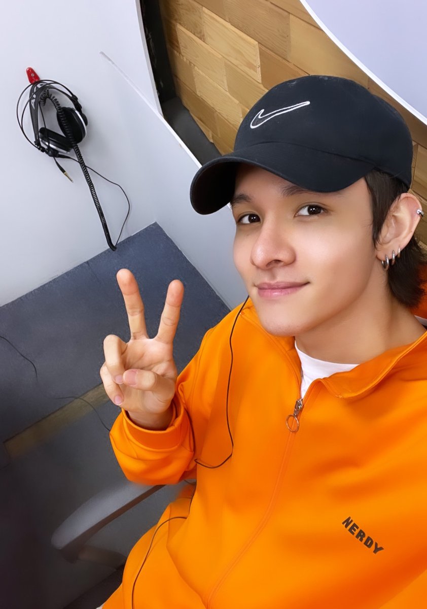 SAMUEL_twt_'s tweet photo. [#사무엘]

잠시 후 8시 아리랑 라디오 <Radio'n Us>에 사무엘이 출연합니다.
금요일에도 우리 같이 본방청취하러 가요🧡

#SAMUEL #RADIONUS https://t.co/wuK8GcorGX