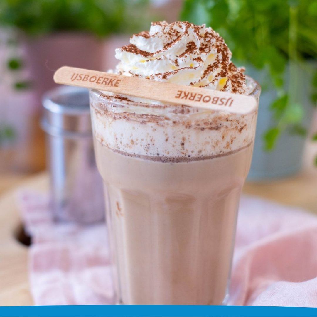 Watté? Latté! 🤗 Want met dit heerlijke <a href="/NJAMtv/">Njam!</a>  recept van Stephanie Bex tover je in geen tijd een onweerstaanbare smaakbom tevoorschijn in je glas! 
Lattét smaken’ en ontdek snel het volledige recept via 
👉 njam.tv/recepten/frisk…