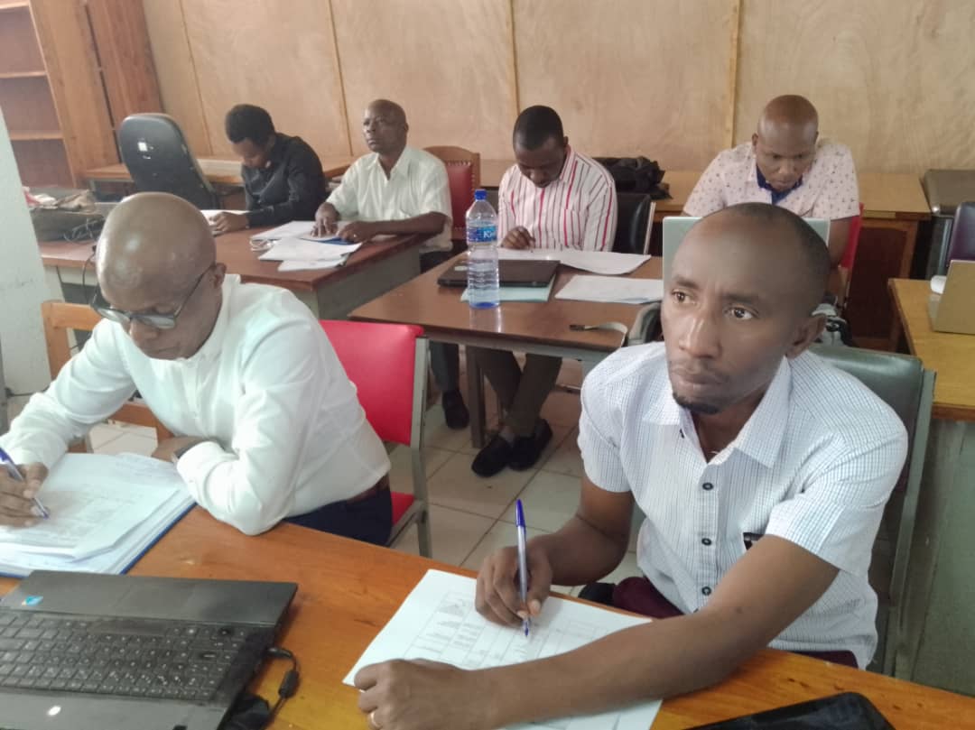 BCRRGPHAE2022's tweet photo. #BURUNDI: Les membres du Bureau Central de Recensement @BCRRGPHAE2022 commencent à s'imprégner du questionnaire du #RGPHAE2022. Les observations et les in puts au menu des échanges. @RTNBurundi @NtareHouse @BurundiGov @nshingamateka @IsteebuB @RT_Isanganiro @LeRenouveauBdi https://t.co/Y8vAOCvLIs