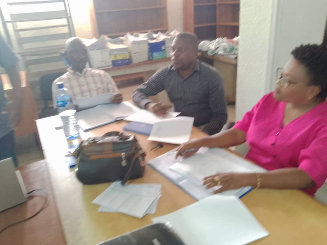 BCRRGPHAE2022's tweet photo. #BURUNDI: Les membres du Bureau Central de Recensement @BCRRGPHAE2022 commencent à s'imprégner du questionnaire du #RGPHAE2022. Les observations et les in puts au menu des échanges. @RTNBurundi @NtareHouse @BurundiGov @nshingamateka @IsteebuB @RT_Isanganiro @LeRenouveauBdi https://t.co/Y8vAOCvLIs