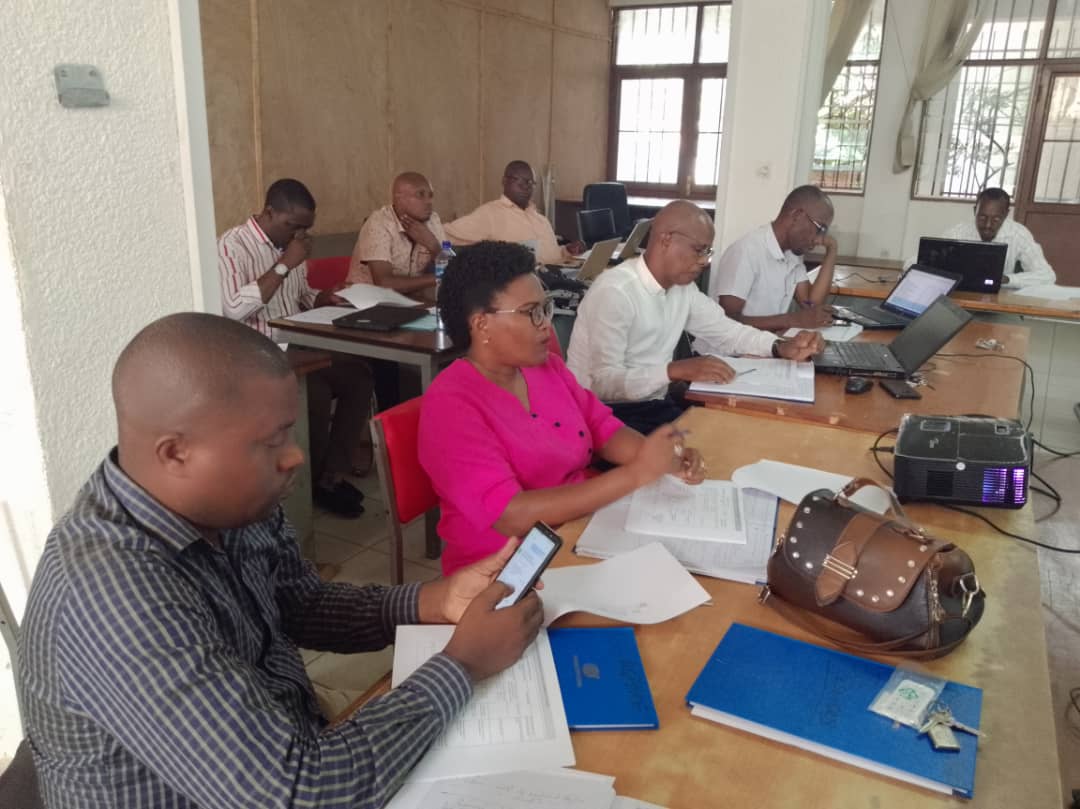 BCRRGPHAE2022's tweet photo. #BURUNDI: Les membres du Bureau Central de Recensement @BCRRGPHAE2022 commencent à s'imprégner du questionnaire du #RGPHAE2022. Les observations et les in puts au menu des échanges. @RTNBurundi @NtareHouse @BurundiGov @nshingamateka @IsteebuB @RT_Isanganiro @LeRenouveauBdi https://t.co/Y8vAOCvLIs