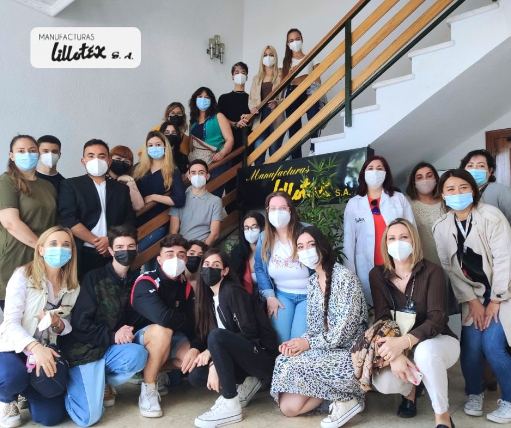 EmpresariosFEDA's tweet photo. Alumnos de FP en Moda del @IESUNIALBACETE visitan #Lillotex, empresa socia de #FEDA, de #ASECAB y de @ADIEX_Albacete, y cuyo CEO, José Eugenio Lillo, es miembro del Comité Ejecutivo de FEDA y de la Junta Directiva de #ADIEX
https://t.co/nUYk8ACGbw
#FEDAAsociaciones #FEDASocios https://t.co/kRsH1vcXox