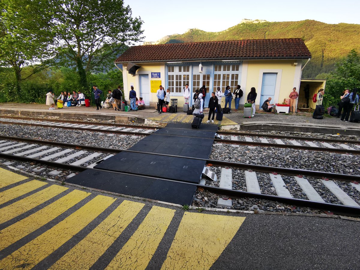 AudreyBochaton's tweet photo. Fin de terrain à Die avec les étudiants de licence2 de géographie. Très bonne expérience, accueil chaleureux dans un cadre magnifique !  @APhellequin, @UParisNanterre, @VilledeDie, @UmrLadyss https://t.co/GMkdokpCZX