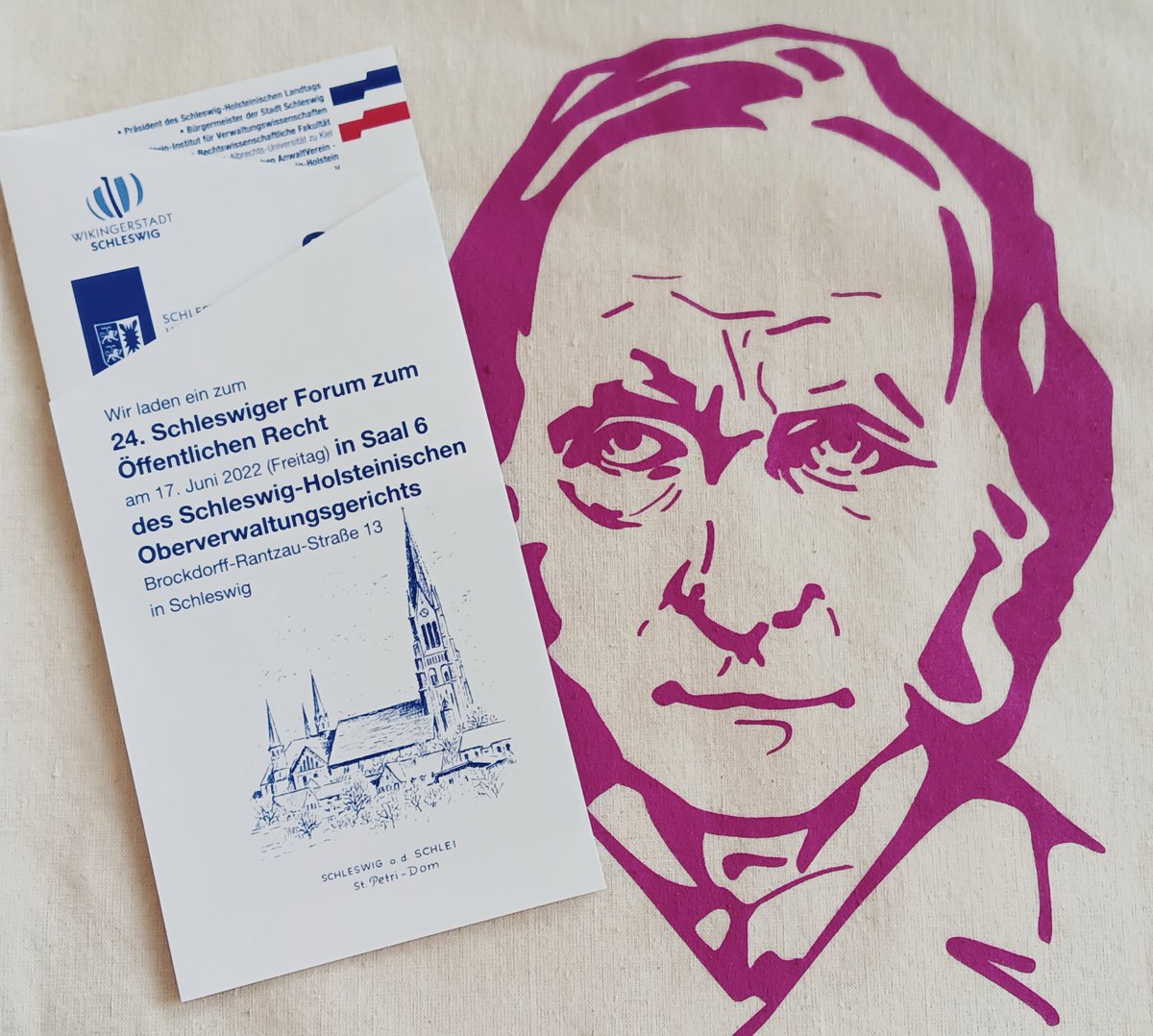 Dieses Jahr kann das Schleswiger Forum zum Öffentlichen Recht endlich wieder wie gewohnt stattfinden! Mehr Informationen unter: schleswig-holstein.de/DE/Justiz/OVG/…