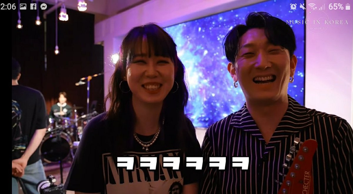 SarahBamboo's tweet image. OMG! overload handsome and cuteness the 2 hyung of SS501 bts of "Same Old Story" MusicInKorea S3 
Thanks our HJ to feed us behind the scenes n congrats! #SameOldStory really beautiful song n melody 🎸🎤🎶💚
#KimHyunJoong
#HeoYoungSaeng
#MusicInKoreaS3

youtu.be/ouaHI9nntU8