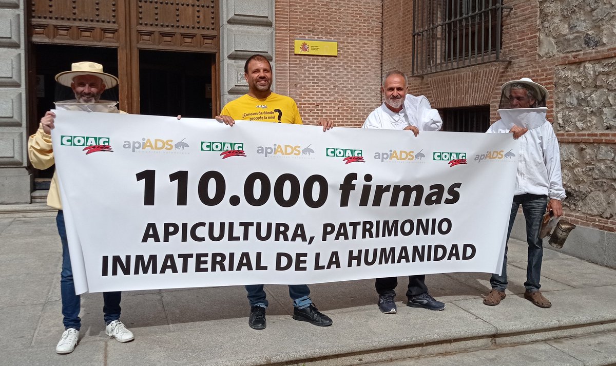 #EstáPasando El sector apícola de COAG entrega 110.000 firmas en el Ministerio de Cultura para pedir que la #apicultura sea declarada Patrimonio Inmaterial de la Humanidad. #DiaMundialAbejas