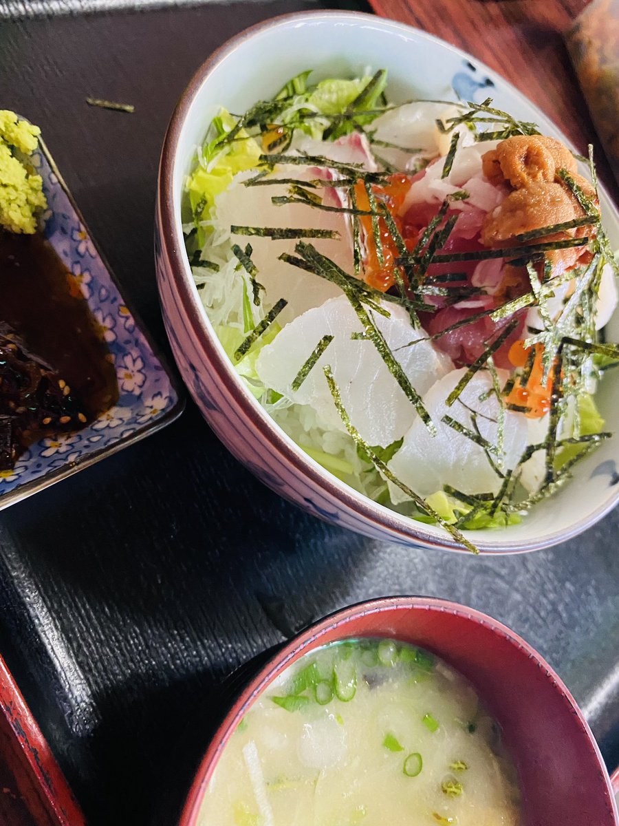 BigfaceGourmet's tweet photo. 熊本
水産市場の万栄食堂

海鮮丼を自家製ラー油とわさびで食べる
中華スタイル

ラー油とわさび。案外合うねー https://t.co/2H6KBnbLwo