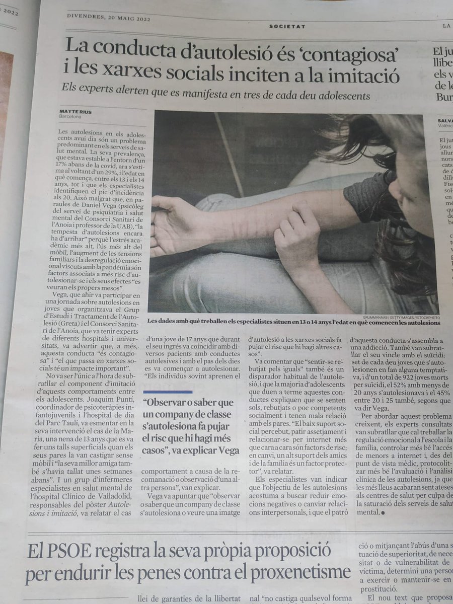 Hospitaligd's tweet photo. 📰 "La conducta d'autolesió és contagiosa i les xarxes socials inciten a la imitació" avui a @LaVanguardia podeu llegir un reportatge sobre la #JornadaAutolesión22 que vam celebrar ahir a l'Hospital @CsaSalut, amb una desena d'experts en #salutmental i autolesions. #somCSA https://t.co/TUca3Jobqo