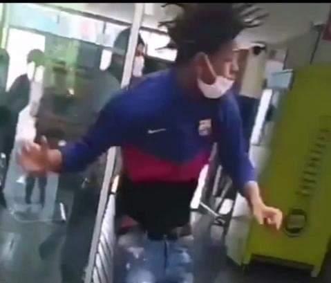 vigilantes_esp's tweet photo. Aún no está detenido, pero debe de estar escondido en su madriguera, porque su foto está en cada esquina.
MILLONES DE GRACIAS a todas las personas que lo estáis compartiendo, gracias a vosotr@s, muy pronto tendremos noticias.
#Delta https://t.co/P4A8Jk144f